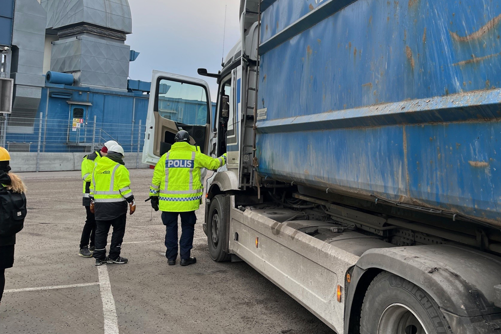 Lastbilar kontrolleras vid värmeverket.