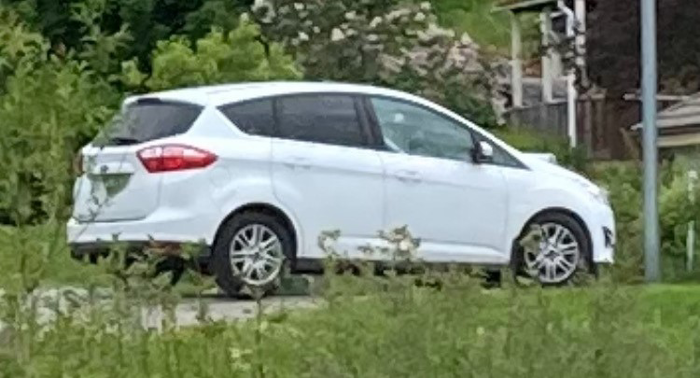 En vit personbil av märket Ford C-Max som kan sättas i samband med inbrott i Kramfors.