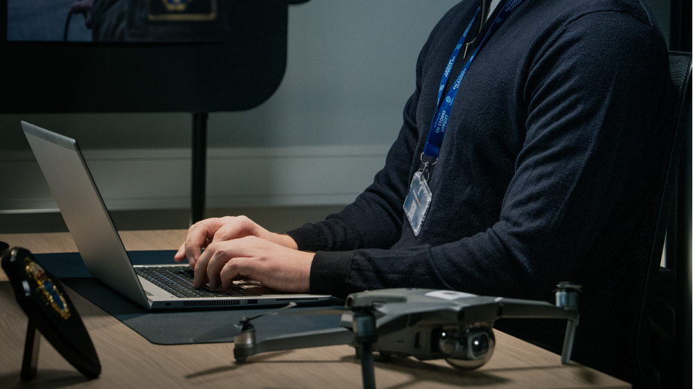 Plattform engineer - man som skriver på en bärbar dator