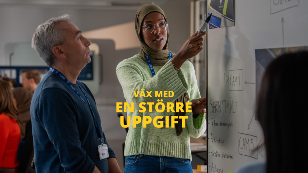 Medarbetare framför whiteboard