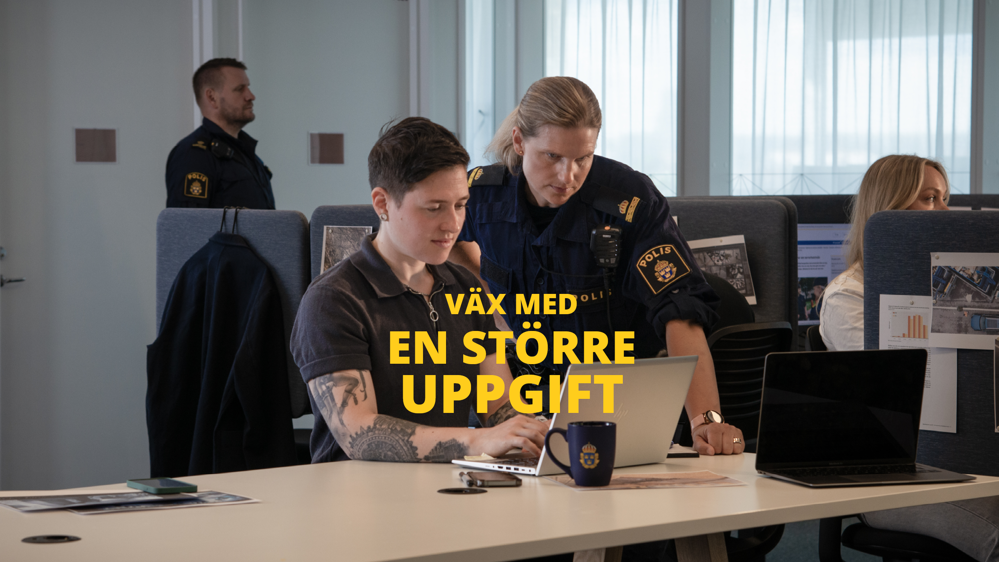 Polis och medarbetare framför dator
