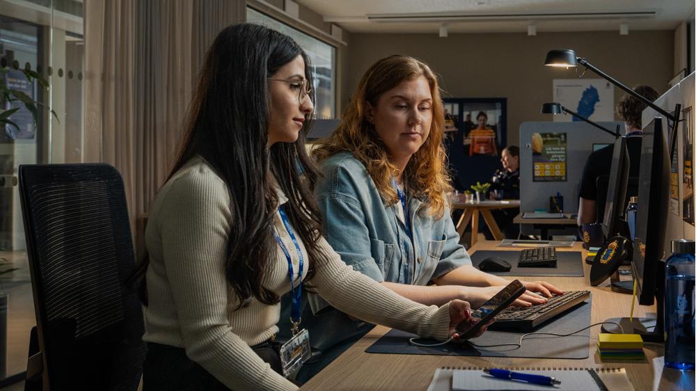 Två medarbetare framför datorn