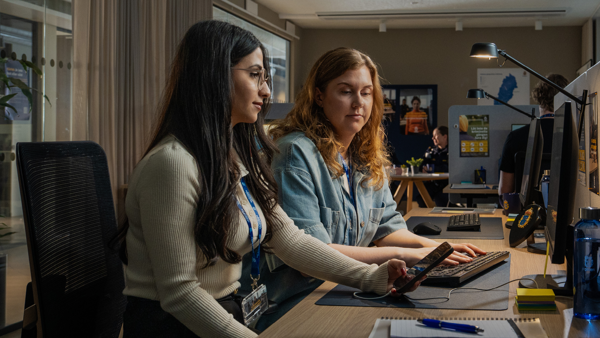 Två medarbetare framför datorn