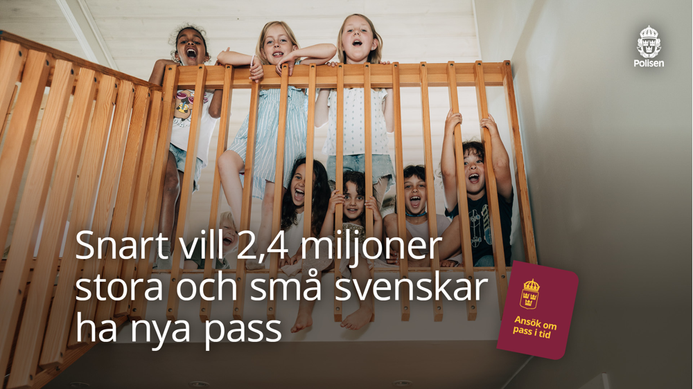 Bilden föreställer glada barn som står vid en trappa. Det finns text i bilden som lyder: Snart vill 2,4 miljoner stora och små svenskar ha nya pass, Ansök om pass i tid. 