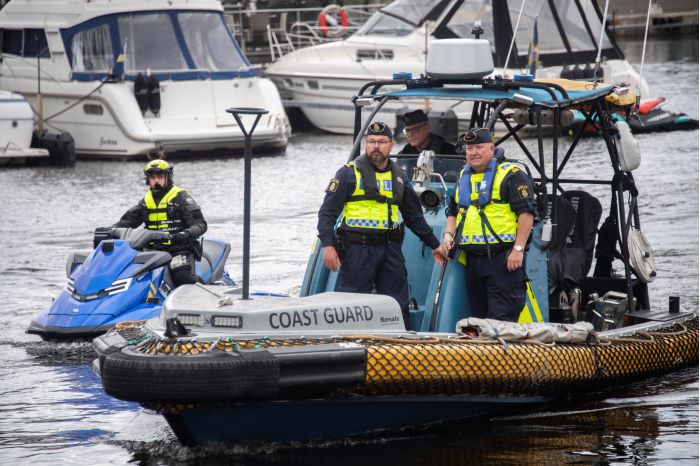 Gränskontroll till sjöss i samarbete mellan polis och kustbevakningen.