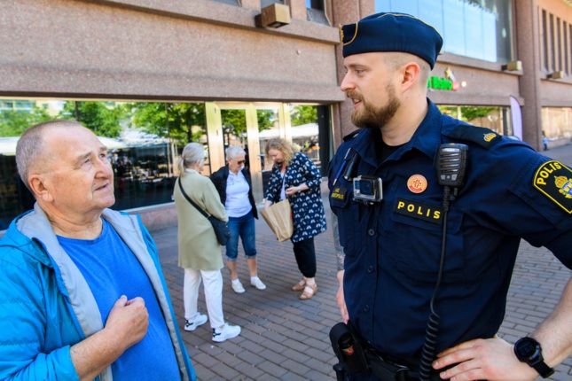 Polis i dialog med medborgare.